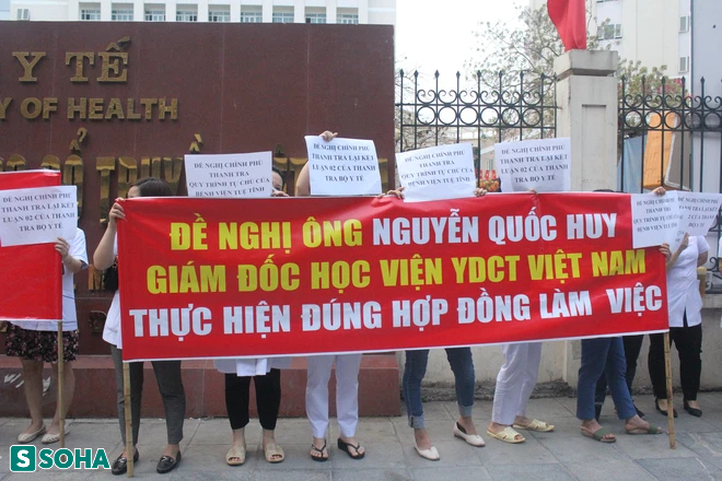 Ngày thứ 2 NVYT BV Tuệ Tĩnh căng băng rôn: Không đơn giản chỉ là để đòi lương - Ảnh 2.