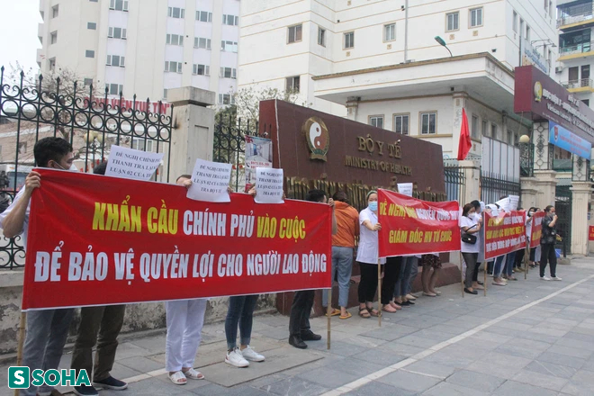 Ngày thứ 2 NVYT BV Tuệ Tĩnh căng băng rôn: Không đơn giản chỉ là để đòi lương - Ảnh 1.