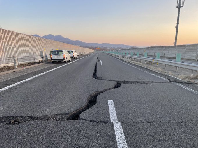  Đẳng cấp xây dựng Nhật Bản: Động đất gây ra vết nứt khổng lồ trên cao tốc lúc nửa đêm, rạng sáng đã khắc phục hoàn toàn  - Ảnh 1.
