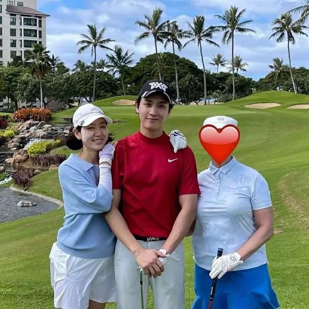Cuối cùng Park Shin Hye và ông xã tài tử đã lộ ảnh trăng mật ở Hawaii, xôn xao bụng bầu 6 tháng của mẹ bỉm ở sân golf - Ảnh 1.