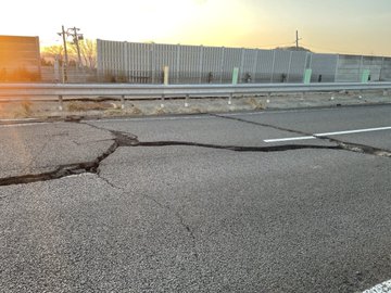  Đẳng cấp xây dựng Nhật Bản: Động đất gây ra vết nứt khổng lồ trên cao tốc lúc nửa đêm, rạng sáng đã khắc phục hoàn toàn  - Ảnh 3.