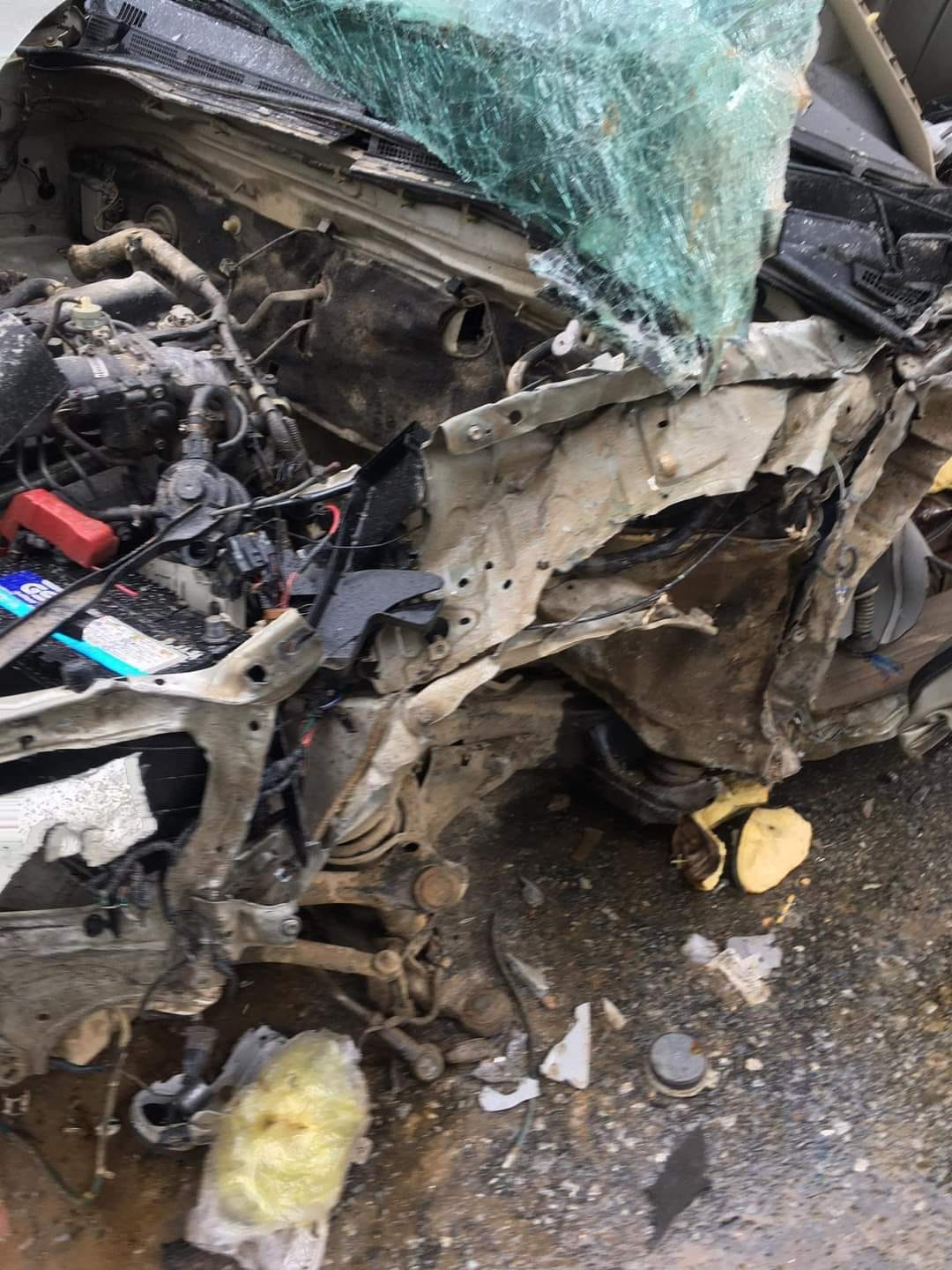 Xe bán tải chở gia đình thai phụ bị vò nát sau tai nạn kinh hoàng - Ảnh 2.