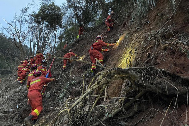   Plane crash in China: Hope of finding survivors fades - Photo 2.