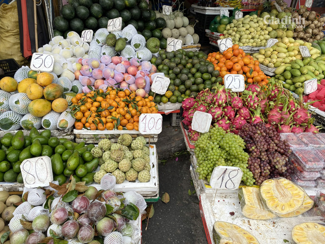 Trái cây Trung Quốc ế ẩm, hàng Việt Nam giá từ 7.000 đồng/kg đắt như tôm tươi - Ảnh 1.