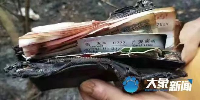 The plane crash in China: Relatives sobbed at the airport waiting for news, found the black box - Photo 10. The plane crash in China: Relatives sobbed at the airport waiting for news, found the black box - Photo 10.