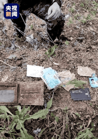 The plane crash in China: Relatives sobbed at the airport waiting for news, found the black box - Photo 9. The plane crash in China: Relatives sobbed at the airport waiting for news, found the black box - Photo 9.