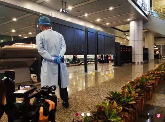 The plane crash in China: Relatives sobbed at the airport waiting for news, found the black box - Photo 7. The plane crash in China: Relatives sobbed at the airport waiting for news, found the black box - Photo 7.