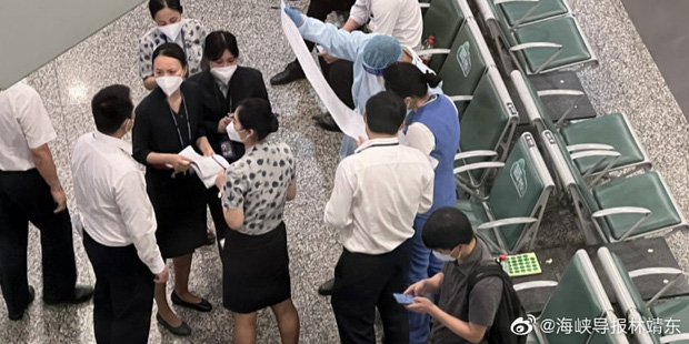 The plane crash in China: Relatives sobbed at the airport waiting for news, found the black box - Photo 5. The plane crash in China: Relatives sobbed at the airport waiting for news, found the black box - Photo 5.