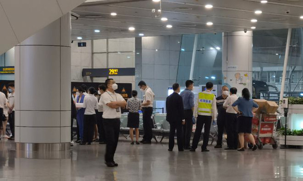 Máy bay chở 132 người rơi ở Trung Quốc: Nhói lòng hình ảnh người thân khóc ngất ở sân bay, đợi tin tức của các nạn nhân trong vô vọng - Ảnh 3.