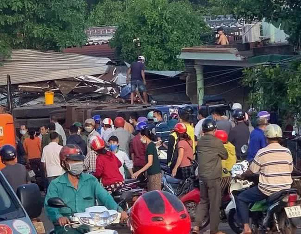   People rushed to save the victims trapped in the rubble after the truck slid downhill and overturned into the restaurant: Still breathing, still breathing... - Photo 3.