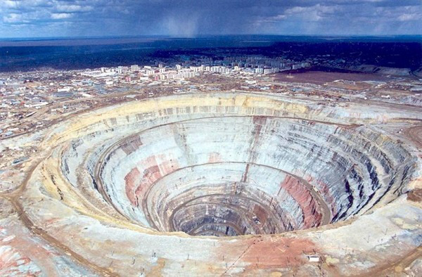 Khám phá mỏ kim cương lớn nhất thế giới - sản lượng khổng lồ nhưng mang lời nguyền hút máy bay - Ảnh 2.