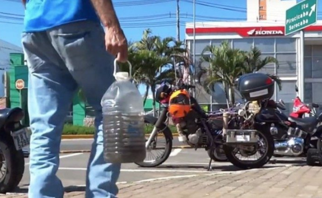 Không cần đến xăng, chỉ cần 1 lít nước bẩn cũng có thể khiến cho chiếc xe máy này chạy được gần 500 km - Ảnh 2.
