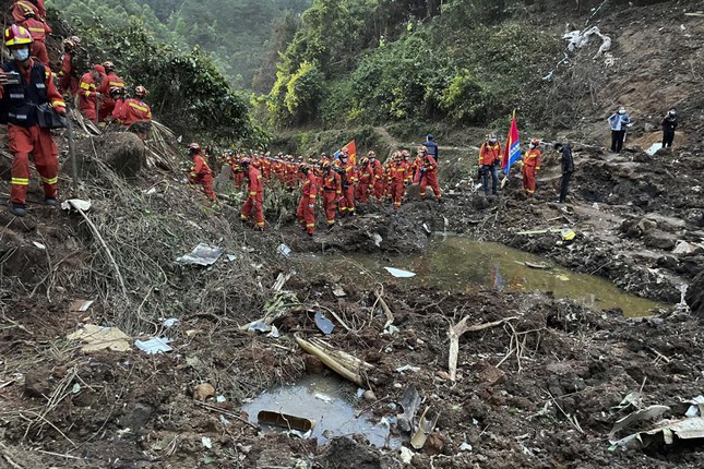   Plane crash in China: Hope of finding survivors fades - Photo 3.