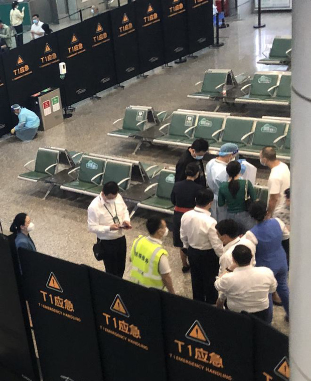 Máy bay chở 132 người rơi ở Trung Quốc: Nhói lòng hình ảnh người thân khóc ngất ở sân bay, đợi tin tức của các nạn nhân trong vô vọng - Ảnh 4.