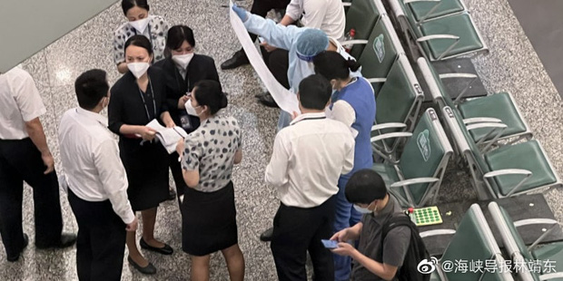 Máy bay chở 132 người rơi ở Trung Quốc: Nhói lòng hình ảnh người thân khóc ngất ở sân bay, đợi tin tức của các nạn nhân trong vô vọng - Ảnh 5.