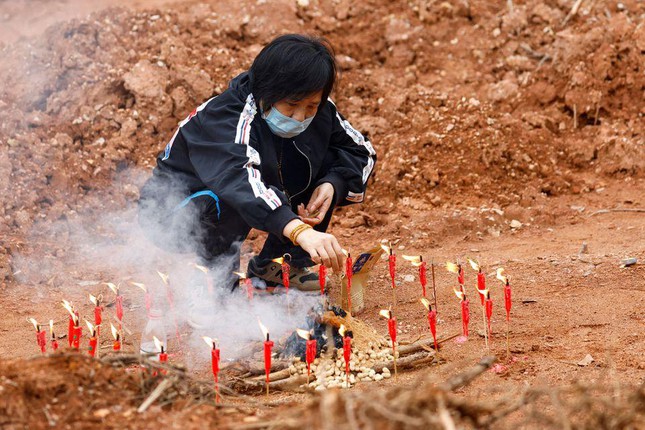   Plane crash in China: Hope of finding survivors fades - Photo 5.