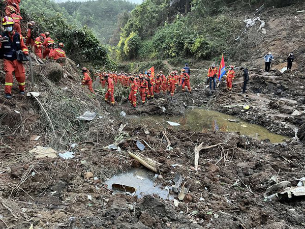 Đã tìm thấy một số mảnh thi thể của các nạn nhân xấu số trong vụ máy bay Trung Quốc chở 132 người rơi xuống núi - Ảnh 1.