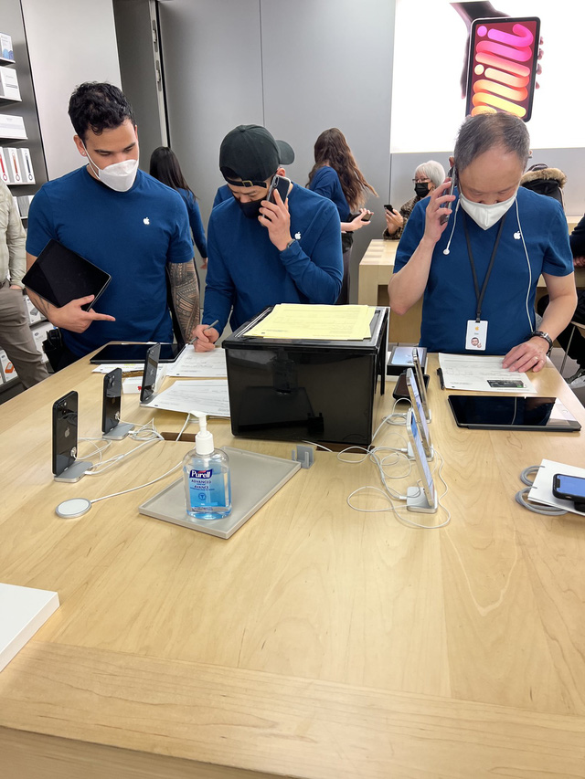   Server collapse, Apple Store employees were forced to switch to pen and paper - Photo 1.