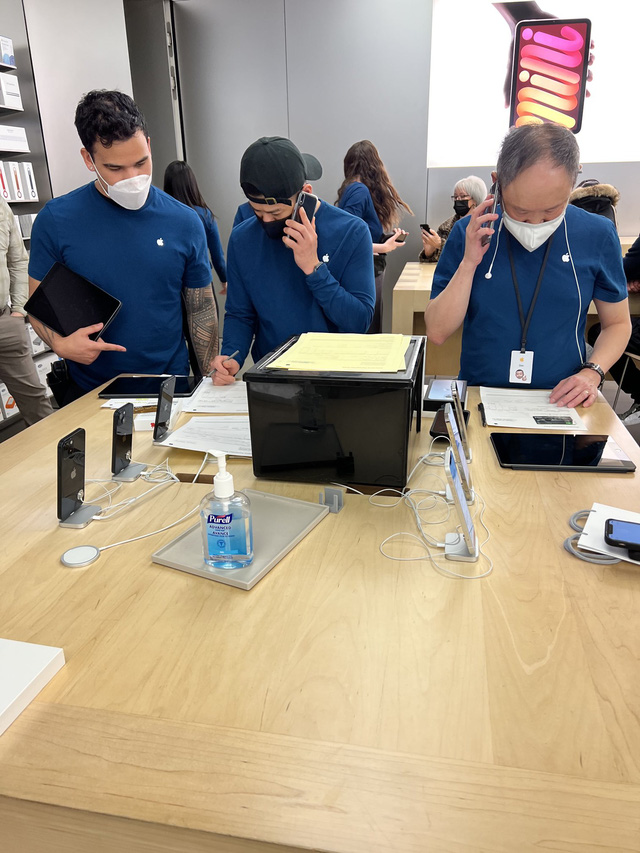  Sập máy chủ, nhân viên Apple Store buộc phải chuyển sang dùng giấy bút  - Ảnh 1.