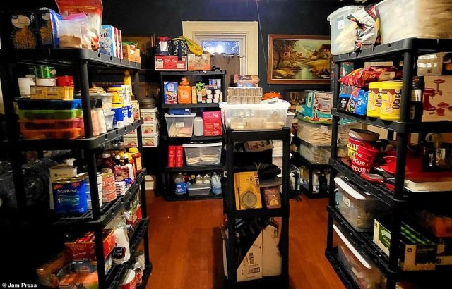 Fearing the apocalypse, the woman spent $20,000 buying tons of food, building her own bunker for 11 years - Photo 2.