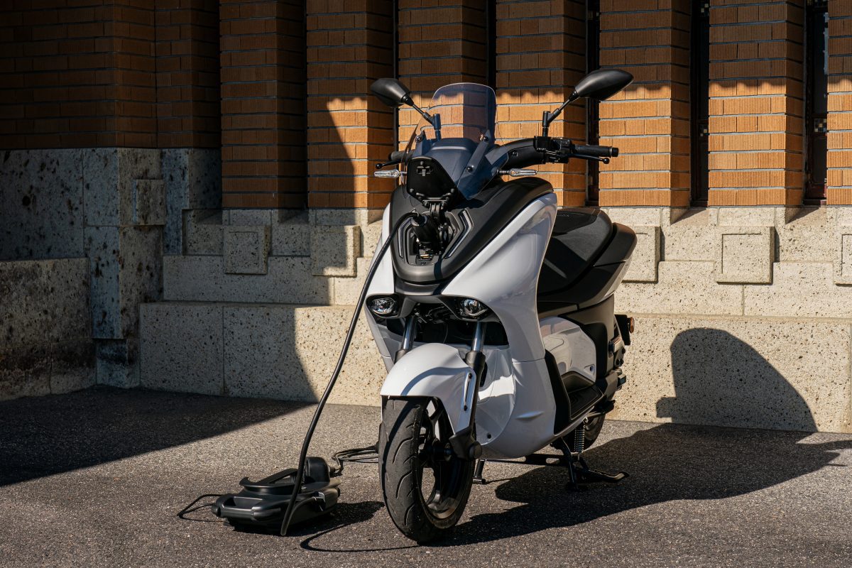 Lộ diện mẫu xe máy điện siêu mạnh của Yamaha, sạc đầy đi 100km, cốp 23 lít - Ảnh 11.