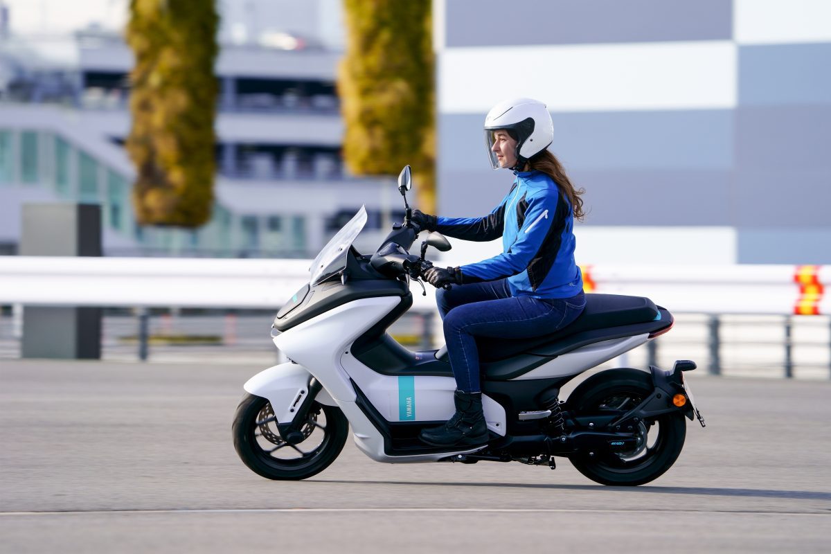 Lộ diện mẫu xe máy điện siêu mạnh của Yamaha, sạc đầy đi 100km, cốp 23 lít - Ảnh 10.