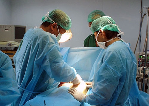 Xem ảnh phẫu thuật ngực tại cơ sở thẩm mỹ chui, BS choáng, thốt lên quá khủng khiếp - Ảnh 1. Xem ảnh phẫu thuật ngực tại cơ sở thẩm mỹ chui, BS choáng, thốt lên quá khủng khiếp - Ảnh 1.