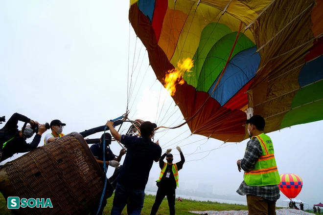 Khinh khí cầu khổng lồ lần đầu xuất hiện, người dân ngắm nhìn Hà Nội từ trên cao - Ảnh 2.