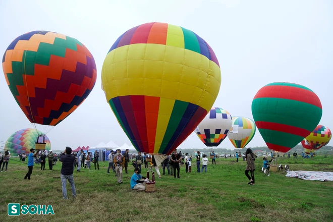 Khinh khí cầu khổng lồ lần đầu xuất hiện, người dân ngắm nhìn Hà Nội từ trên cao - Ảnh 4.