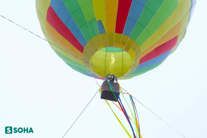 Khinh khí cầu khổng lồ lần đầu xuất hiện, người dân ngắm nhìn Hà Nội từ trên cao - Ảnh 7.