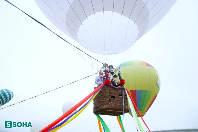 Khinh khí cầu khổng lồ lần đầu xuất hiện, người dân ngắm nhìn Hà Nội từ trên cao - Ảnh 10.