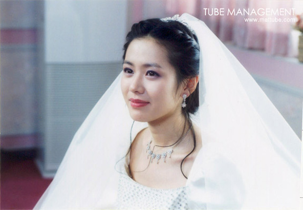 Muốn xỉu vì váy cưới của Son Ye Jin: Cô dâu xinh đẹp, sexy nhất nhì Kbiz là đây, chẳng trách Hyun Bin rước nàng về dinh - Ảnh 2.