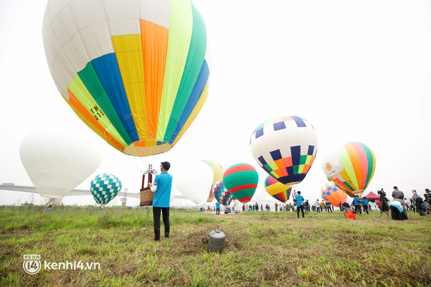 Hà Nội ngay lúc này: Lễ hội khinh khí cầu tung bay đẹp mắt, nhanh chân đến xí chỗ trải nghiệm ngắm thành phố từ trên cao - Ảnh 1.