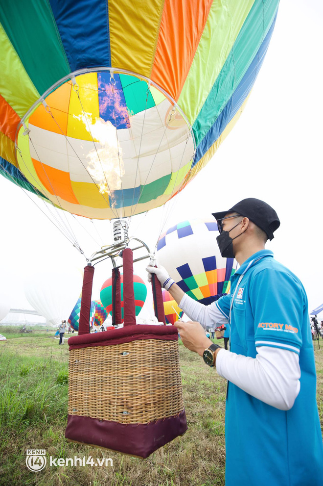 Hà Nội ngay lúc này: Lễ hội khinh khí cầu tung bay đẹp mắt, nhanh chân đến xí chỗ trải nghiệm ngắm thành phố từ trên cao - Ảnh 2.
