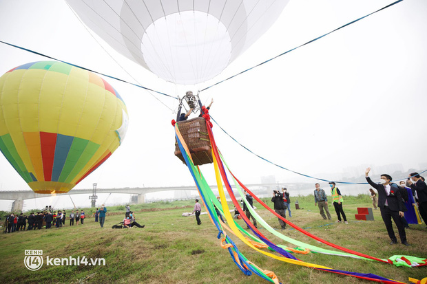 Hà Nội ngay lúc này: Lễ hội khinh khí cầu tung bay đẹp mắt, nhanh chân đến xí chỗ trải nghiệm ngắm thành phố từ trên cao - Ảnh 12.