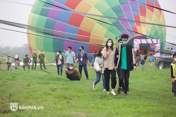 Hà Nội ngay lúc này: Lễ hội khinh khí cầu tung bay đẹp mắt, nhanh chân đến xí chỗ trải nghiệm ngắm thành phố từ trên cao - Ảnh 13.