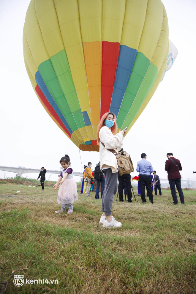 Hà Nội ngay lúc này: Lễ hội khinh khí cầu tung bay đẹp mắt, nhanh chân đến xí chỗ trải nghiệm ngắm thành phố từ trên cao - Ảnh 15.