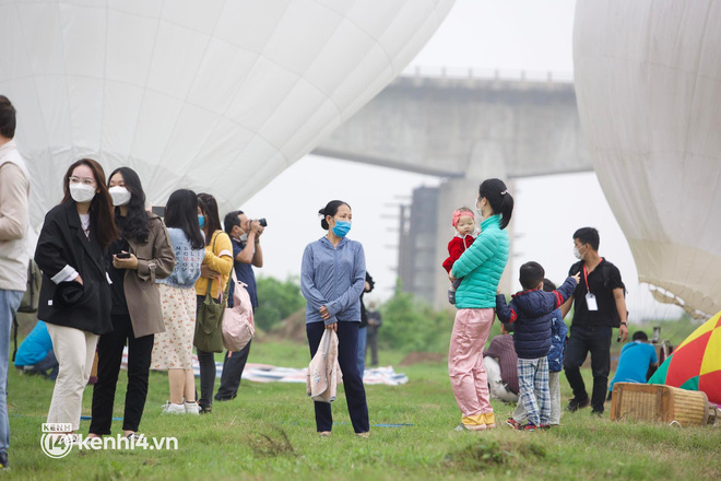 Hà Nội ngay lúc này: Lễ hội khinh khí cầu tung bay đẹp mắt, nhanh chân đến xí chỗ trải nghiệm ngắm thành phố từ trên cao - Ảnh 18.