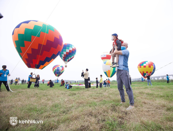 Hà Nội ngay lúc này: Lễ hội khinh khí cầu tung bay đẹp mắt, nhanh chân đến xí chỗ trải nghiệm ngắm thành phố từ trên cao - Ảnh 19.