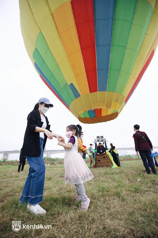 Hà Nội ngay lúc này: Lễ hội khinh khí cầu tung bay đẹp mắt, nhanh chân đến xí chỗ trải nghiệm ngắm thành phố từ trên cao - Ảnh 20.