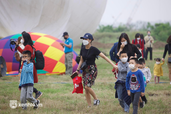 Hà Nội ngay lúc này: Lễ hội khinh khí cầu tung bay đẹp mắt, nhanh chân đến xí chỗ trải nghiệm ngắm thành phố từ trên cao - Ảnh 21.