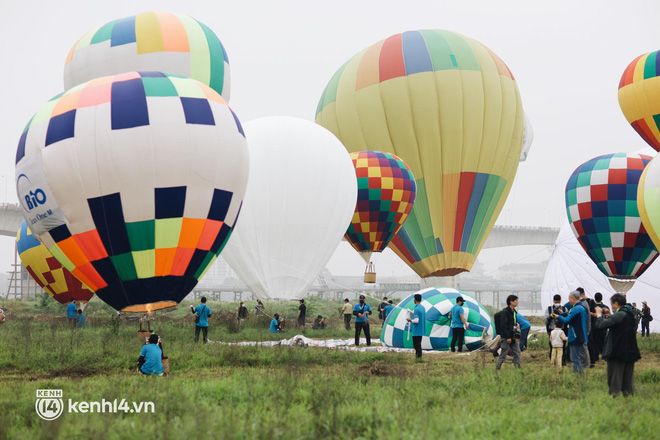 Hà Nội ngay lúc này: Lễ hội khinh khí cầu tung bay đẹp mắt, nhanh chân đến xí chỗ trải nghiệm ngắm thành phố từ trên cao - Ảnh 8.