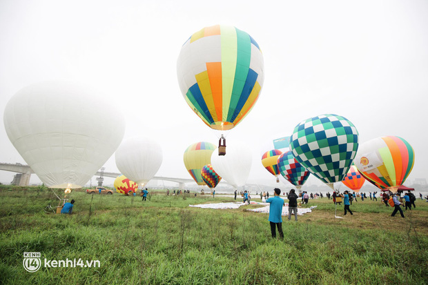 Hà Nội ngay lúc này: Lễ hội khinh khí cầu tung bay đẹp mắt, nhanh chân đến xí chỗ trải nghiệm ngắm thành phố từ trên cao - Ảnh 9.