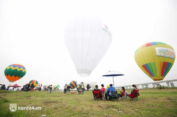 Hà Nội ngay lúc này: Lễ hội khinh khí cầu tung bay đẹp mắt, nhanh chân đến xí chỗ trải nghiệm ngắm thành phố từ trên cao - Ảnh 10.
