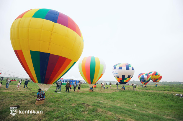 Hà Nội ngay lúc này: Lễ hội khinh khí cầu tung bay đẹp mắt, nhanh chân đến xí chỗ trải nghiệm ngắm thành phố từ trên cao - Ảnh 11.