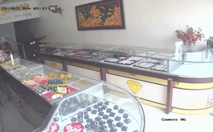 Clip: Nam thanh niên cầm súng nhựa đi cướp tiệm vàng bị vây bắt tại trận ở Thanh Hóa