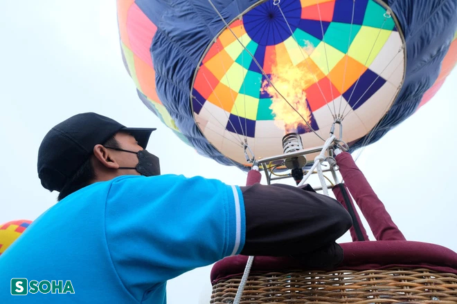Khinh khí cầu khổng lồ lần đầu xuất hiện, người dân ngắm nhìn Hà Nội từ trên cao - Ảnh 8.