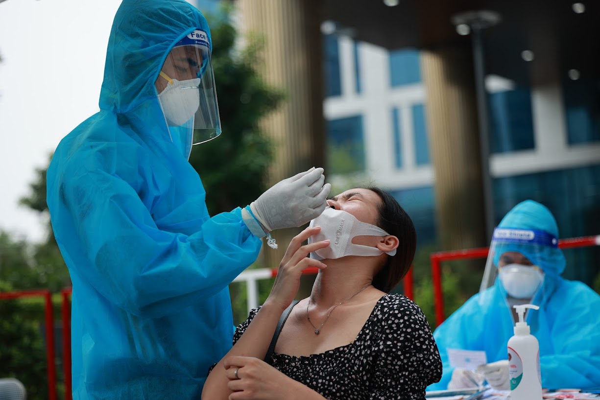 Hà Nội vượt qua đỉnh dịch thế nào sau khoảng 1 tháng ghi nhận số ca mắc kỷ lục? - Ảnh 1. Hà Nội vượt qua đỉnh dịch thế nào sau khoảng 1 tháng ghi nhận số ca mắc kỷ lục? - Ảnh 1.