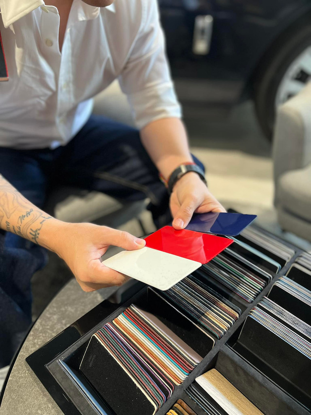 Minh Plastics appeared at a genuine Rolls-Royce dealer, revealing the personalization of a super luxury car for himself - Photo 2.
