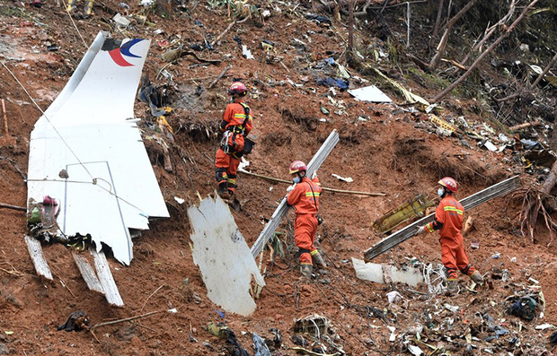 Vụ máy bay rơi tại Trung Quốc: Tìm thấy mảnh vỡ của MU5735 cách hiện trường gần 10 km làm dấy lên nghi vấn mới về tai nạn thảm khốc - Ảnh 2.